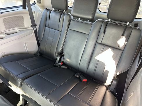 Used 2015 Chrysler Town & Country Touring-L w/ Driver Convenience Group image 13