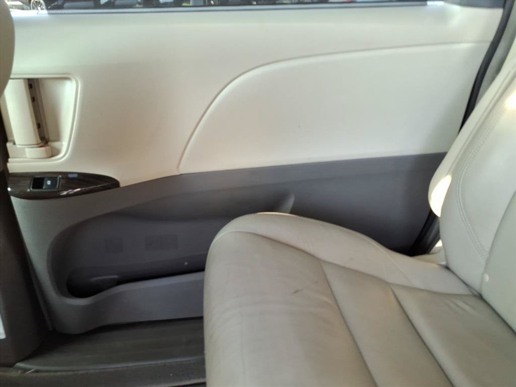 Used 2019 Toyota Sienna XLE w/ XLE Navigation Package FWD image 21