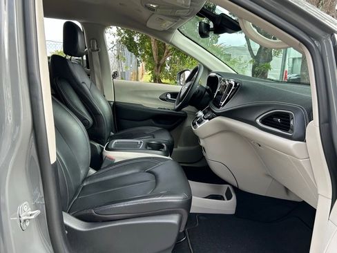 Certified 2022 Chrysler Pacifica Touring-L image 32
