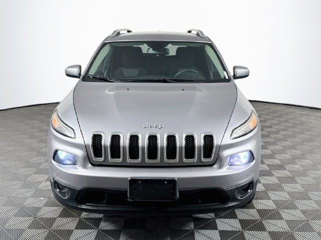 Used 2018 Jeep Cherokee Latitude FWD image 2