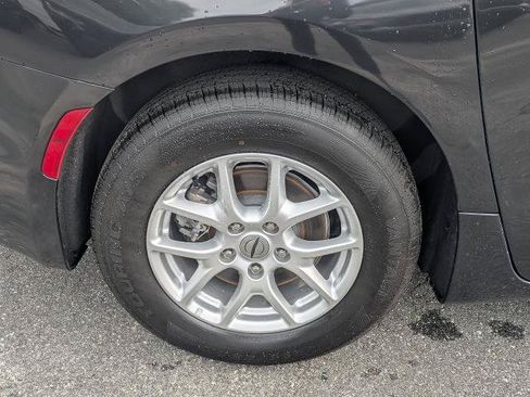 Used 2023 Chrysler Pacifica Touring-L FWD image 11