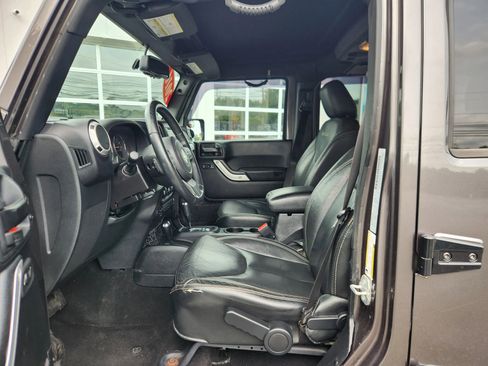Used 2016 Jeep Wrangler Unlimited Sahara w/ Dual Top Group AWD/4WD image 22