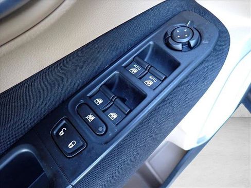 Used 2015 Jeep Renegade Latitude w/ Cold Weather Group FWD image 12