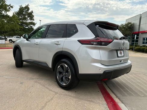Used 2025 Nissan Rogue SV FWD image 8