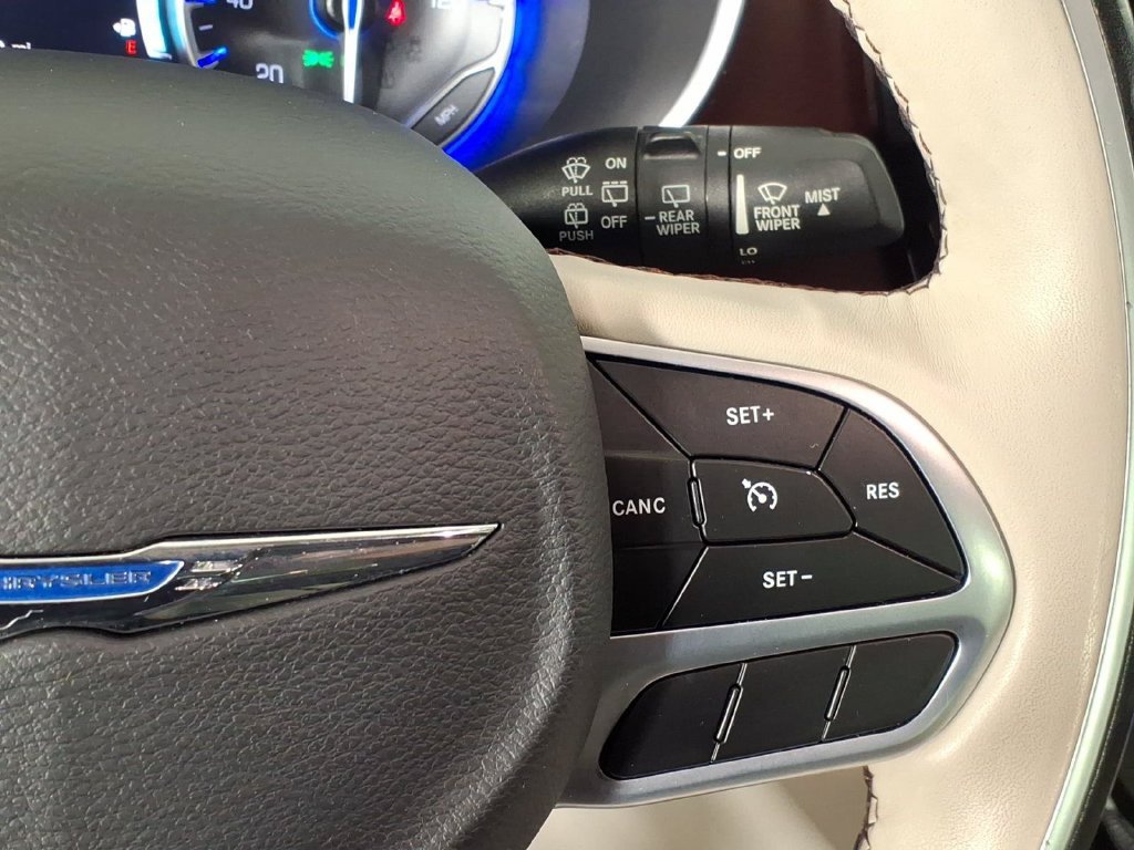 Used 2020 Chrysler Pacifica Limited FWD image 24
