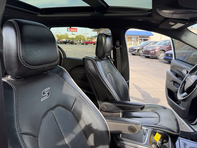 Used 2020 Chrysler Pacifica Limited FWD image 37
