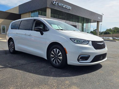 Used 2024 Chrysler Pacifica Limited FWD image 1