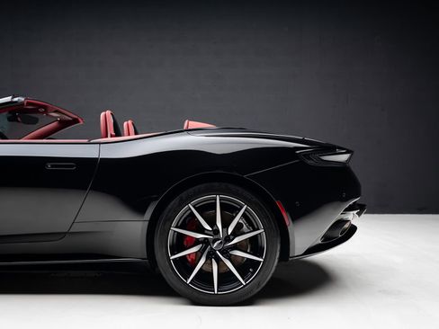 Used 2019 Aston Martin DB11 Volante RWD image 22