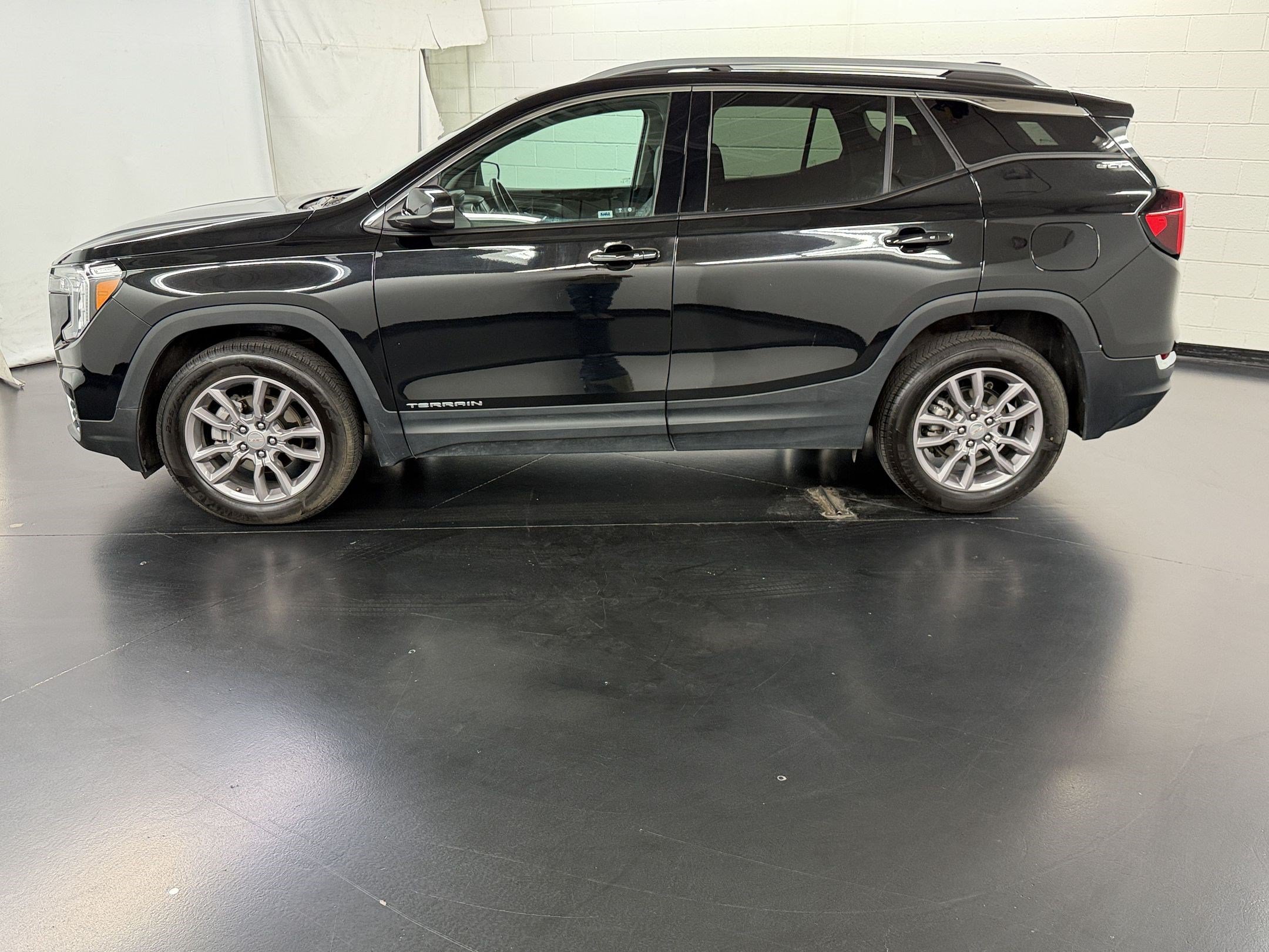 Used 2024 GMC Terrain SLT AWD/4WD image 2