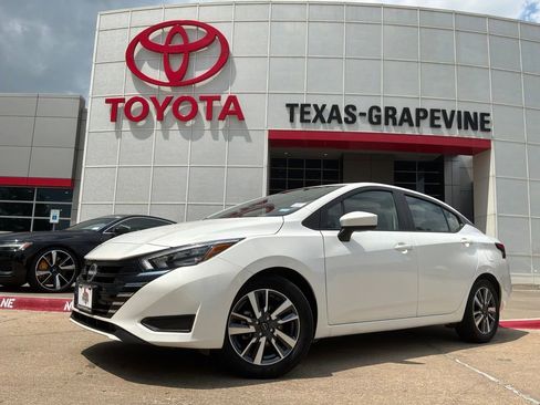 Used 2025 Nissan Versa SV FWD image 2