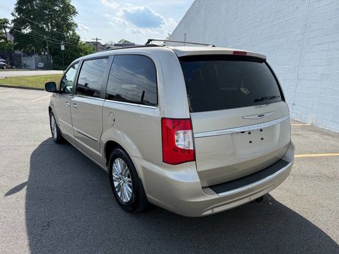 Used 2015 Chrysler Town & Country Touring-L w/ Driver Convenience Group FWD image 3
