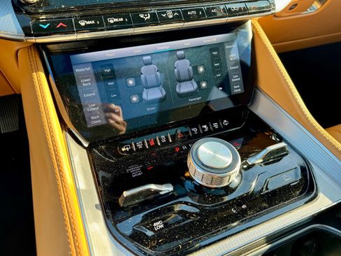 Used 2022 Jeep Grand Wagoneer Series III w/ Flexible Seating Group image 23