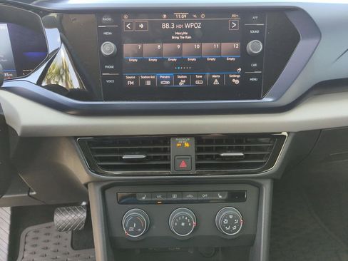 Certified 2022 Volkswagen Taos SE image 30