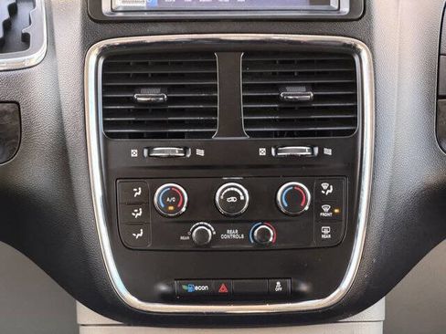 Used 2017 Dodge Grand Caravan SE image 17