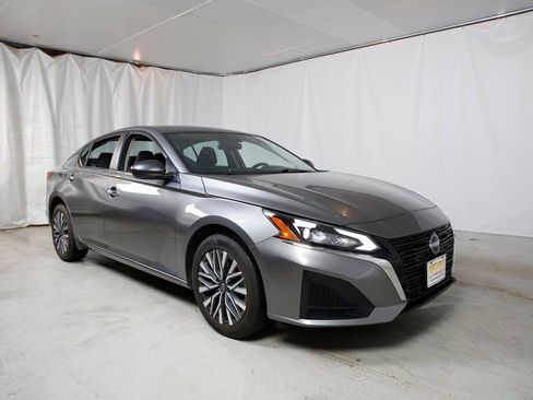 Used 2024 Nissan Altima 2.5 SV image 1