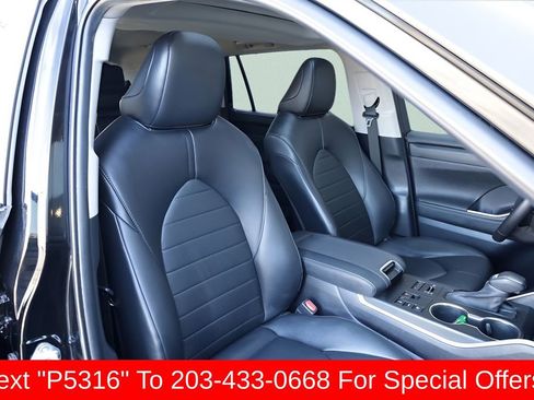 Used 2023 Toyota Highlander XLE AWD/4WD image 25