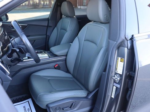 Used 2019 Audi Q8 Premium Plus w/ Premium Plus image 11