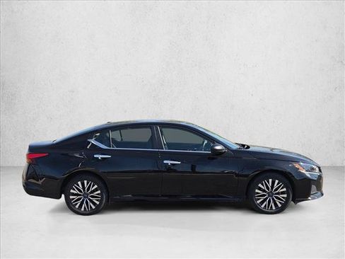 Used 2025 Nissan Altima 2.5 SV FWD image 2