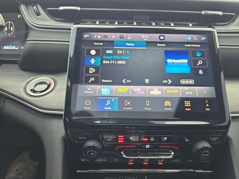 Used 2024 Jeep Grand Cherokee Limited w/ Luxury Tech Group II image 26