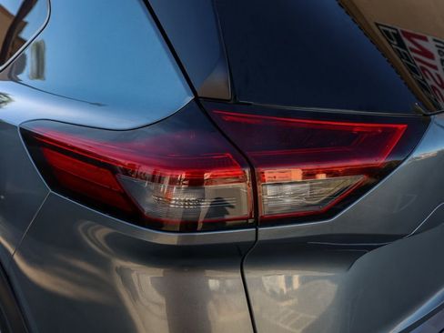 Used 2023 Nissan Rogue SV image 7