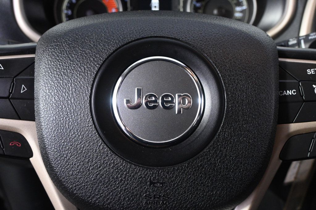 Used 2017 Jeep Cherokee Latitude w/ Cold Weather Group AWD/4WD image 34