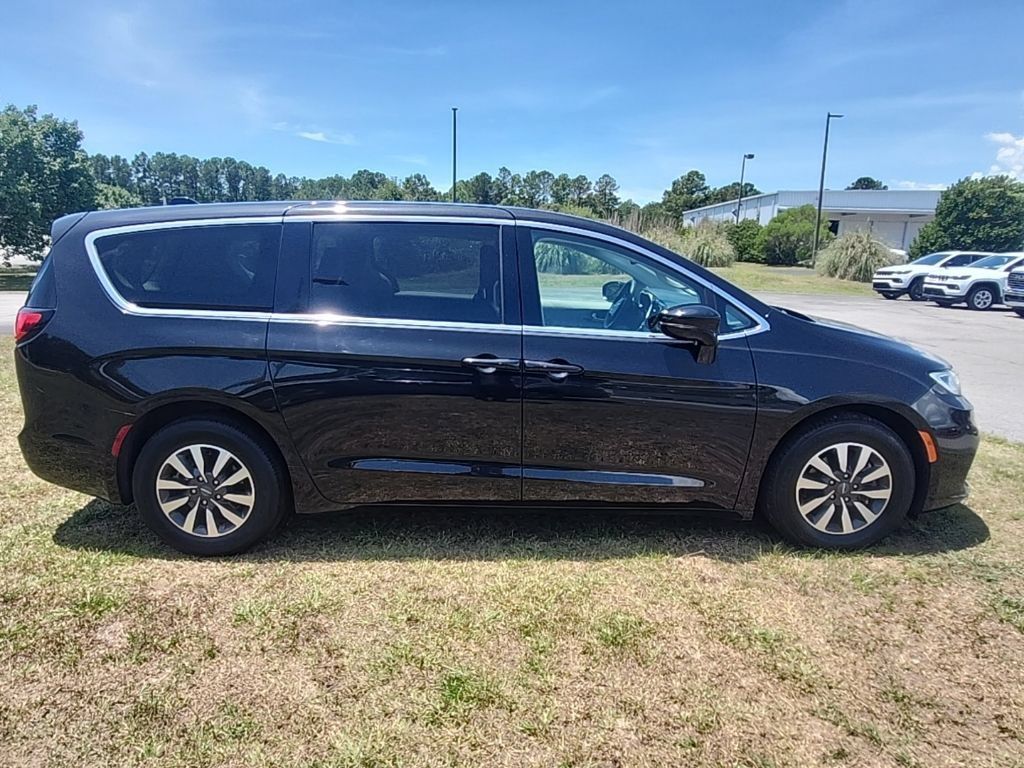 Used 2024 Chrysler Pacifica Limited FWD image 32