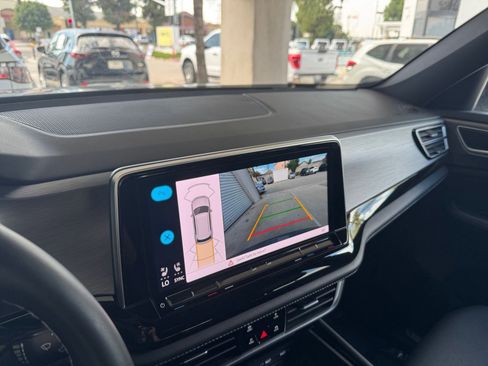 Used 2025 Volkswagen Atlas Cross Sport SE image 17