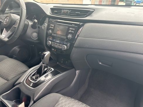 Used 2017 Nissan Rogue SV AWD/4WD image 9