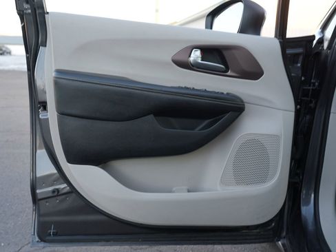 Used 2020 Chrysler Voyager LX image 16
