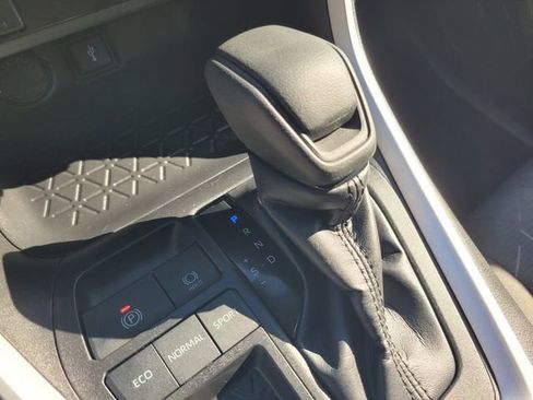 Used 2022 Toyota RAV4 XLE image 18