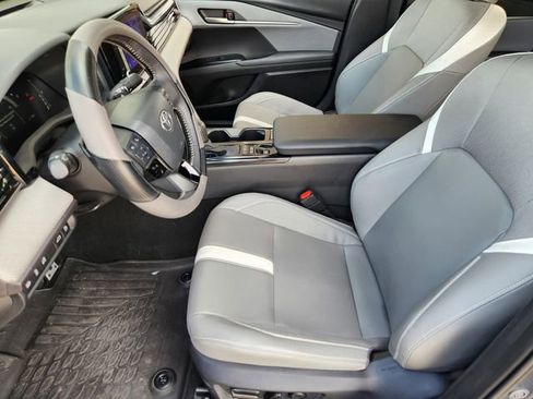 Used 2025 Toyota Camry SE w/ Convenience Package FWD image 13