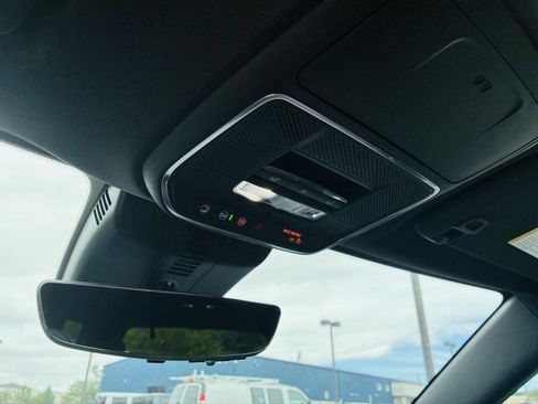 Used 2024 Chevrolet Traverse RS image 32