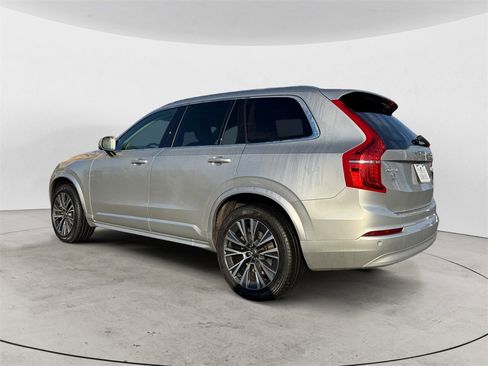 Certified 2022 Volvo XC90 T6 Momentum w/ Advanced Package image 3