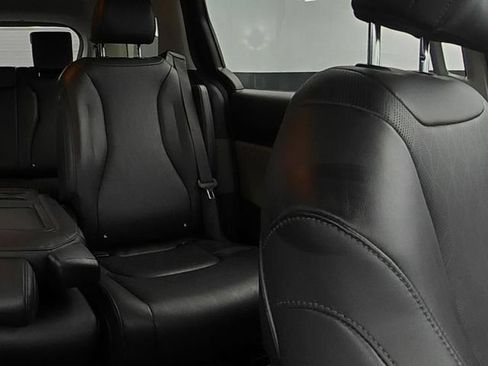 Used 2025 Kia Carnival FWD image 28