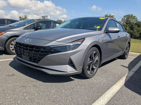 Used 2023 Hyundai Elantra SEL w/ Convenience Package FWD image 3