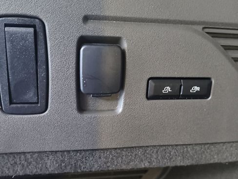 Used 2024 Lincoln Nautilus Reserve w/ Equipment Group 202A image 8