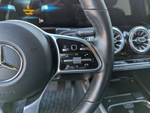 Used 2023 Mercedes-Benz GLB 250 4MATIC image 18
