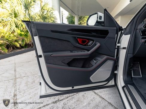 Used 2025 Lamborghini Urus SE image 31