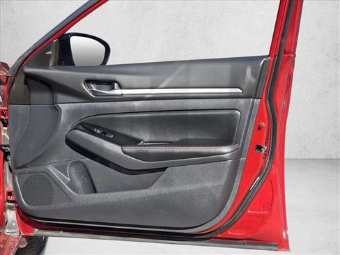 Used 2024 Nissan Altima 2.5 SR image 11