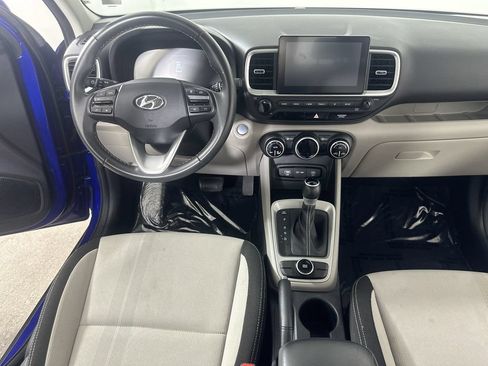 Used 2025 Hyundai Venue SEL FWD image 17