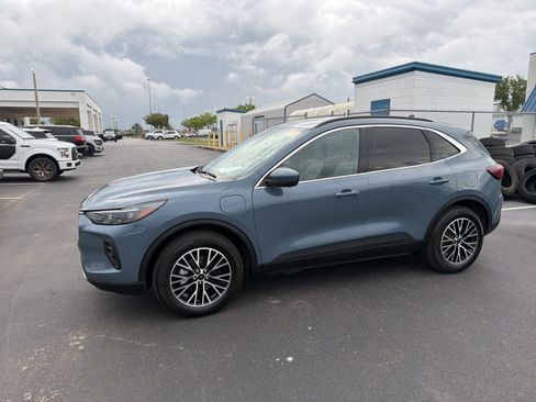 Used 2025 Ford Escape SE w/ PHEV Premium Package image 12