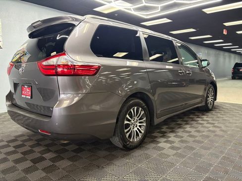 Used 2019 Toyota Sienna XLE w/ XLE Navigation Package FWD image 12