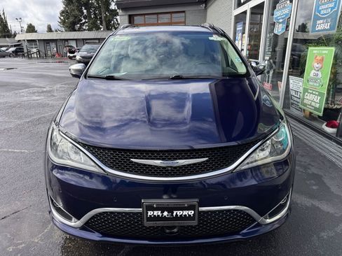Used 2017 Chrysler Pacifica Limited image 2