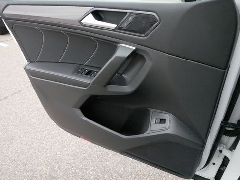 Certified 2024 Volkswagen Tiguan SE w/ Panoramic Sunroof Package image 28