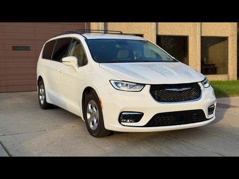 Used 2021 Chrysler Pacifica Touring FWD image 1