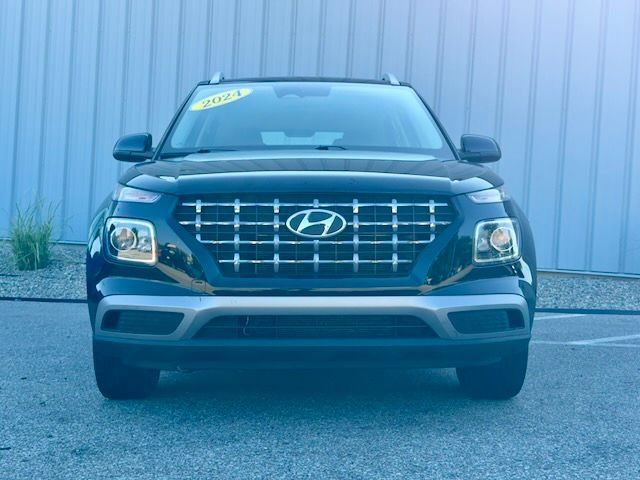 Used 2024 Hyundai Venue SEL FWD image 3
