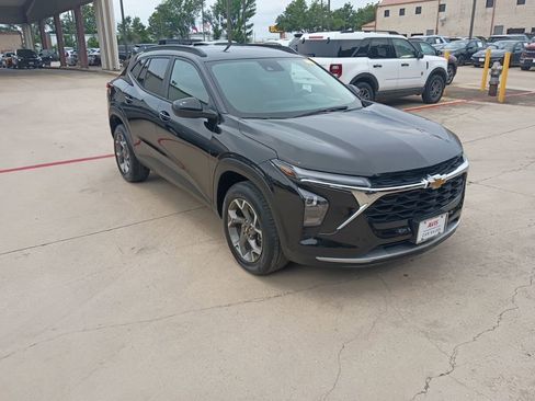 Used 2025 Chevrolet Trax LT w/ LT Convenience Package FWD image 6