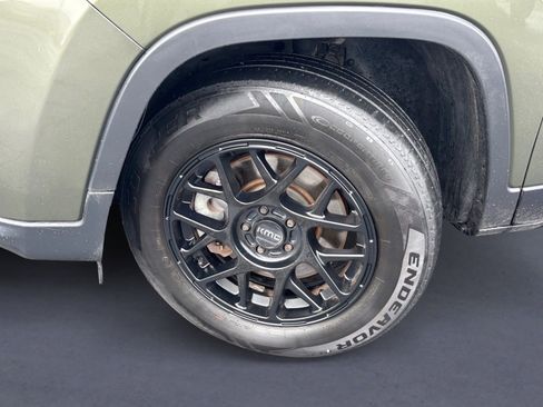 Used 2019 Jeep Cherokee Latitude Plus w/ Cold Weather Group image 14