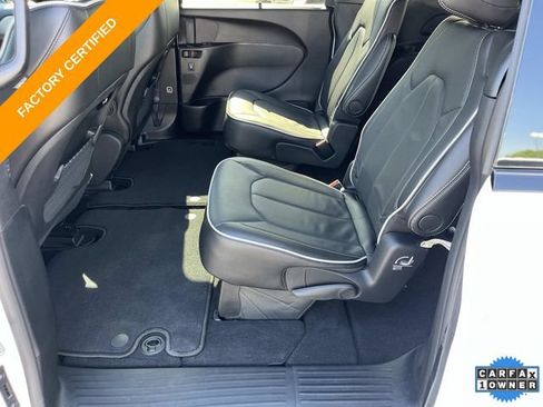 Certified 2025 Chrysler Pacifica Limited FWD image 20