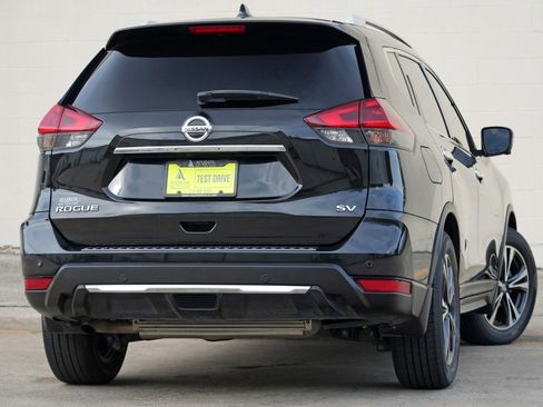 Used 2019 Nissan Rogue SV w/ Premium Package FWD image 4